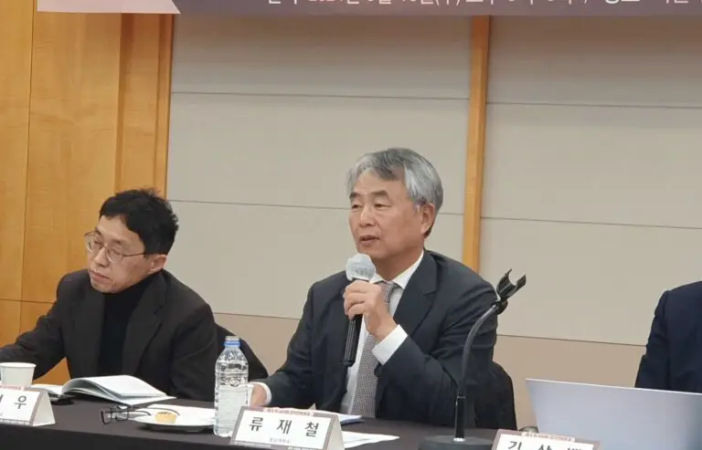 Ryou Jae-cheol, middle, a professor in the Department of Computer Science & Computer Engineering at Chungnam National University, is delivering a speech at the 8th Cyber National Strategy Forum on Wednesday